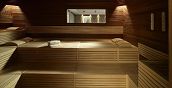Atmosfera calda e accogliente della sauna vicino al lago di Garda