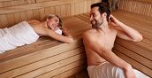Coppia si rilassa in sauna all'Hotel Saxonia a Karlovy Vary