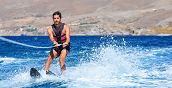 Rider di sci nautico che si diverte a Badolato Marina, Calabria