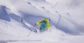 Sciare fuori pista in Valmalenco durante un'avventura freeride