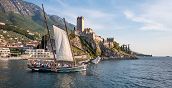Esperienza di veleggiata sulle acque cristalline del Lago di Garda