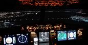 Comandi illuminati del simulatore di volo Airbus 320 a La Spezia durante una sessione di volo notturno