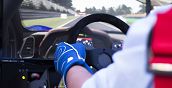 Simulatore di guida online con briefing tecnico