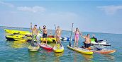 Attività di stand up paddle immersa nella natura al parco acquatico di Montecosaro