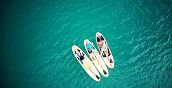 Vista panoramica di una sessione di stand up paddle al parco acquatico di Montecosaro