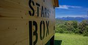 Esterno della StarsBOX a Pranolz immersa nel verde estivo per un soggiorno relax nella natura