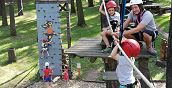 Bambino che si arrampica su un percorso ad alta fune