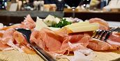 Tagliere di prodotti tipici piemontesi servito con un cocktail tradizionale