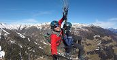 Esperienza di parapendio biposto tra cielo e montagne della Schwemmalm