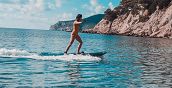 Tavola jet surf in azione sulle acque di Genova
