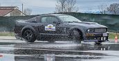 Mani sul volante mentre eseguono una manovra di controsterzo rapido