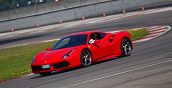 Il passaggio della vettura durante il test drive supercar Milano Ferrari 488 sul circuito automobilistico