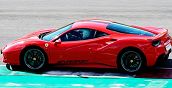 Il passaggio della vettura durante il test drive supercar Vairano Ferrari 488 sul circuito automobilistico