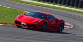 Il passaggio della Ferrari 488 GTB durante il test drive supercar sul circuito del Veneto