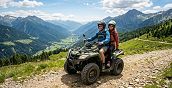 Coppia si diverte durante un tour in quad guidato tra i paesaggi alpini della Val Camonica
