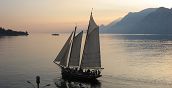 Tramonto mozzafiato su una barca a vela sul Lago di Garda