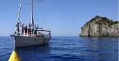 Sosta della barca a vela nelle acque blu del Cilento
