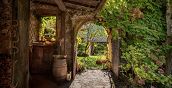 Dettagli architettonici e scorci pittoreschi nei vicoli del borgo trentino di San Lorenzo