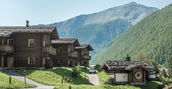 Esterno villaggio alpino circondato da montagne