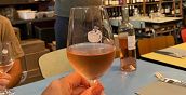 Bicchiere di vino di Provenza servito con piatti tipici della cucina locale
