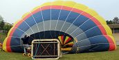 Preparazione per il volo in mongolfiera nel cielo di Udine