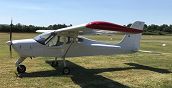 Aeroplano biposto parcheggiato pronto per un volo sui monti della Tolfa