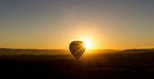 Vista aerea al tramonto  del Parco Naturale Regionale Terra delle Gravine e della flora e fauna pugliese da una mongolfiera
