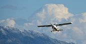 Aeroplano biposto in volo sui cieli di Viterbo con vista panoramica sulla Tuscia
