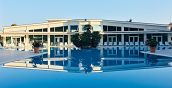 Piscina termale riscaldata immersa nel parco dell’hotel