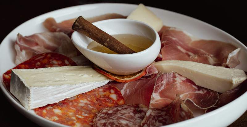Tagliere di salumi e formaggi durante lo street food tour a Rimini