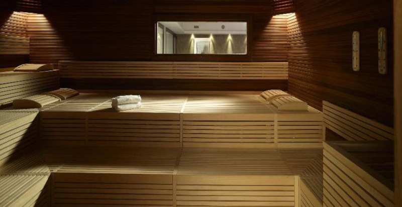Atmosfera calda e accogliente della sauna vicino al lago di Garda