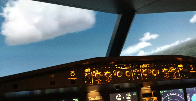 Strumentazione del simulatore Airbus 320 durante una simulazione di volo strumentale tra le nuvole