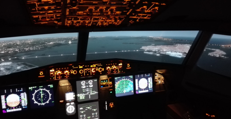 Cabina del simulatore di volo Airbus 320 a La Spezia con lo scenario di un tramonto all'orizzonte