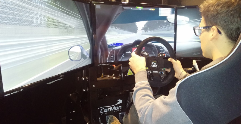 Prova il simulatore di guida per auto GT online