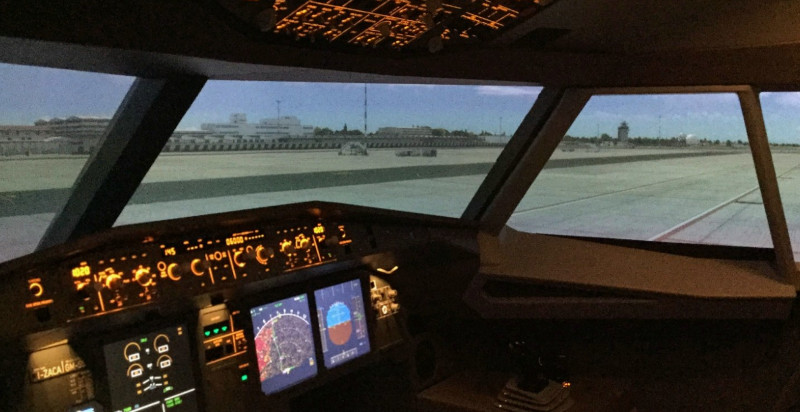 Visuale dalla cabina del simulatore Airbus 320 allineato sulla pista e pronto al decollo