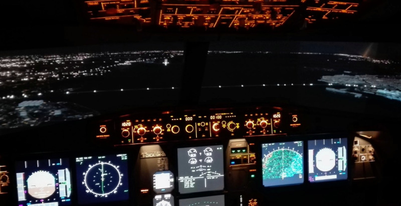 Comandi illuminati del simulatore di volo Airbus 320 a La Spezia durante una sessione di volo notturno