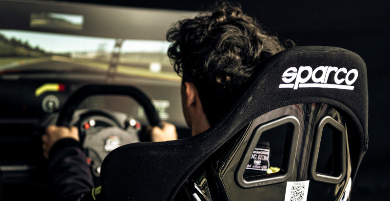 Guida virtuale su pista con simulatore a Pavia