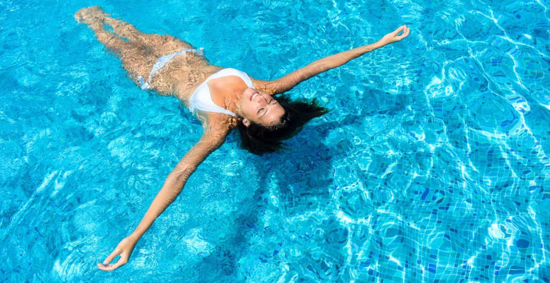 Momento di relax nella piscina di un hotel ad Abano Terme