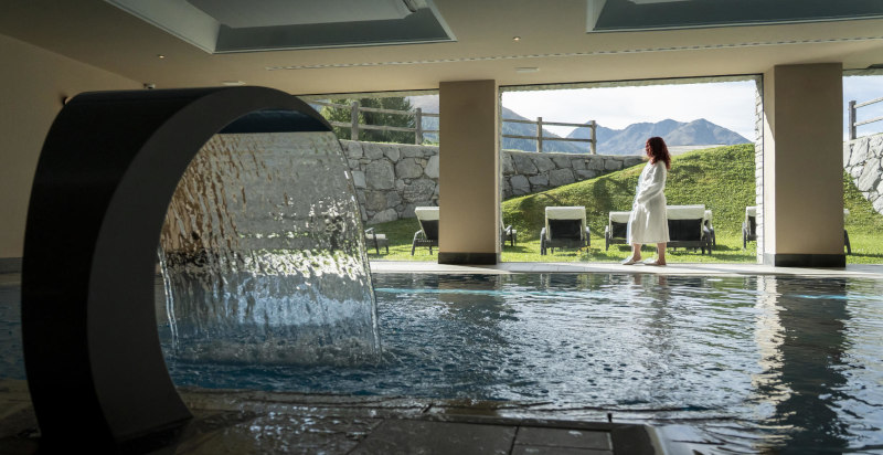 Piscina interna della spa dell’Hotel Lac Salin con ampie vetrate e vista montagna