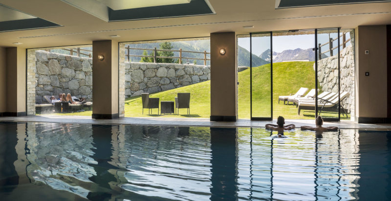 iscina panoramica della spa dell’Hotel Lac Salin con vista sulle montagne di Livigno