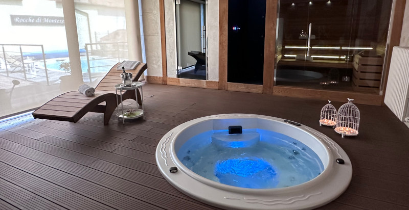 Spa privata a Monticello d'Alba con vasca idromassaggio