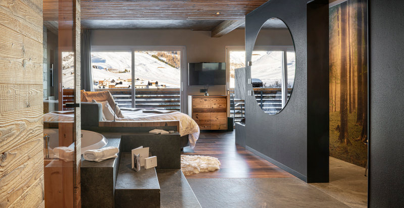 Spa Suite a Livigno con luci soffuse e atmosfera romantica di coppia