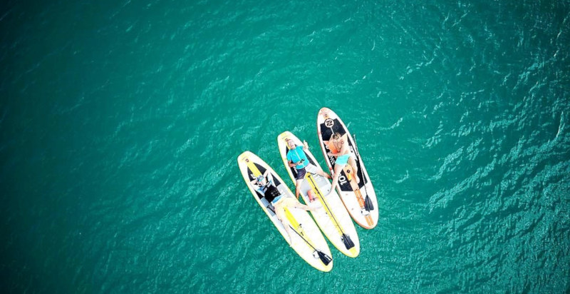 Vista panoramica di una sessione di stand up paddle al parco acquatico di Montecosaro