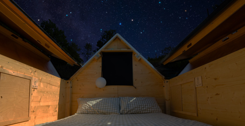 StarsBOX a Papasidero in Calabria illuminata di notte sotto il cielo stellato