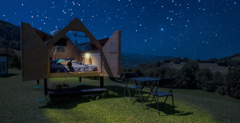 StarsBOX al Rifugio Pranolz di sera con il tetto aperto verso il cielo stellato della Valbelluna