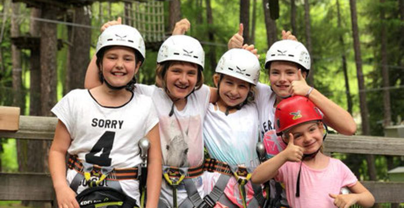Bambini felici al parco avventura di Vipiteno