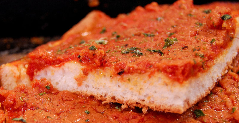 Sfincione con pomodoro fresco e origano - Street food di Palermo