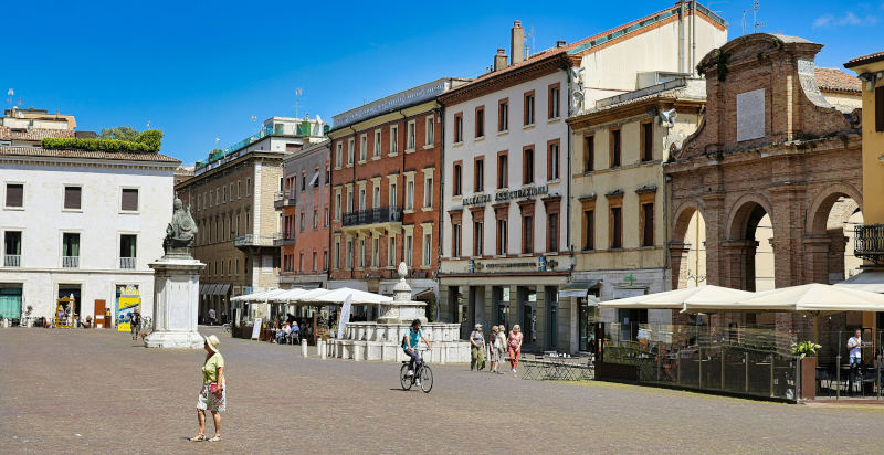 Piazza Cavour Rimini punto di partenza per lo street food tour