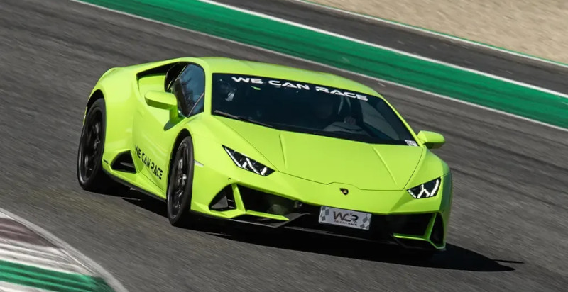 Supercar Lamborghini Huracán EVO in accelerazione sul tracciato di Magione