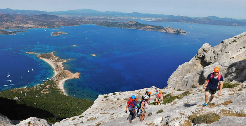 Escursionisti in cima a Punta Cannone con il panorama mozzafiato della Gallura